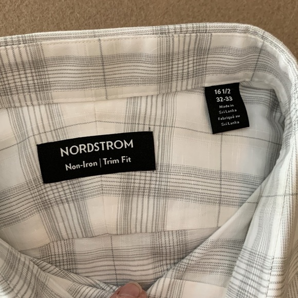 🆕 Nordstrom Non-Iron Trim Fit Men's
Button Down Shirt- 16 1/2 32-33 - Picture 2 of 9